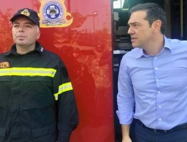 Με 11 συνοδευτικά και 2 μηχανές πήγε στο Μάτι o A.Τσίπρας - Οι αμήχανες ερωτήσεις στους πυροσβέστες (βίντεο)